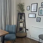 Stunning 2-Bed-2Bath Apt In Whitby With Parking