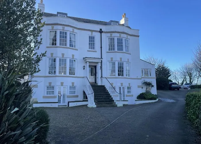 Stunning 2-Bed-2Bath Apt In Whitby With Parking