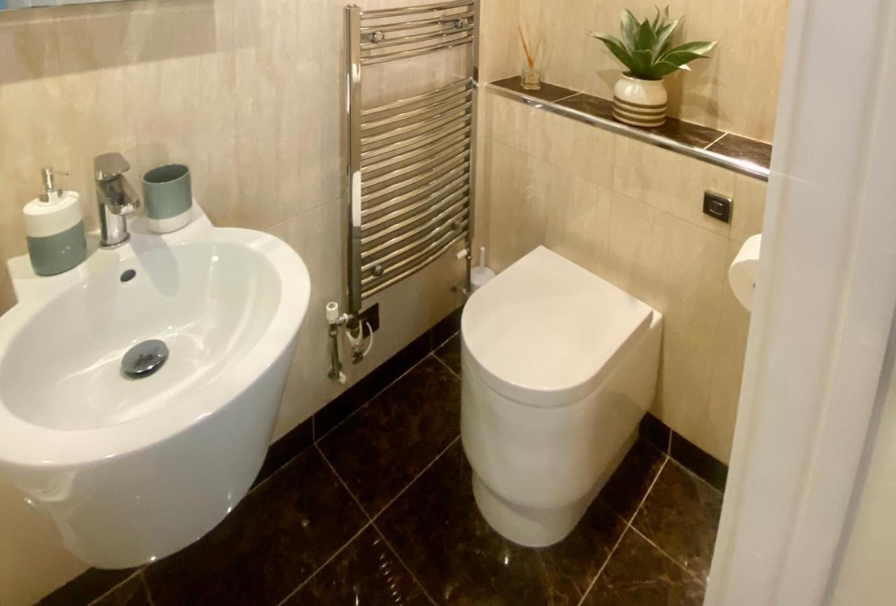 Stunning 2-bed-2bath Apt In With Parking Whitby