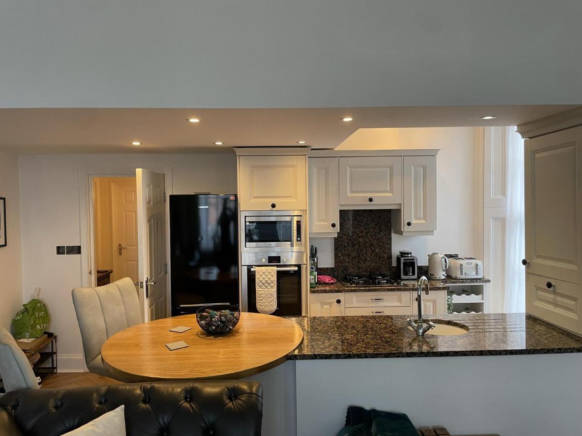 Stunning 2-bed-2bath Apt In With Parking * Whitby