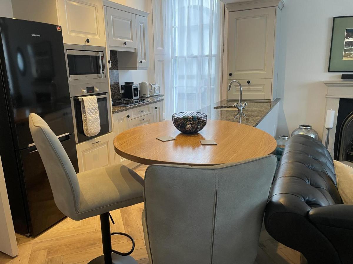 Stunning 2-bed-2bath Apt In With Parking Apartment *