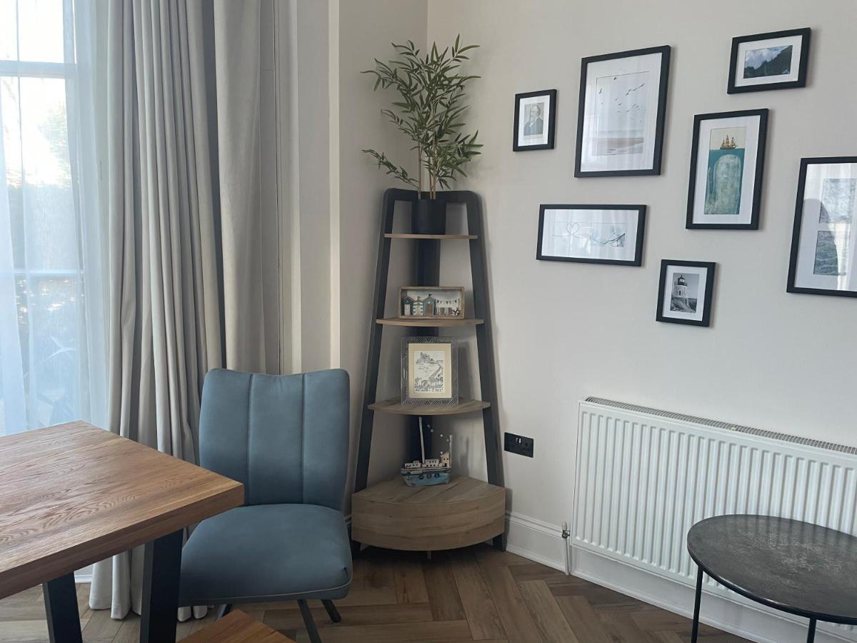 Stunning 2-bed-2bath Apt In With Parking Whitby